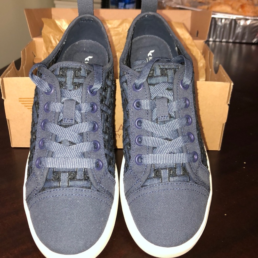 Koolaburra by UGG low lace denim shoes